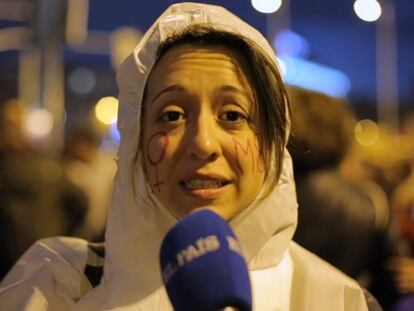 Una mujer en la manifestación del 8M en Madrid. En vídeo, motivos de las manifestantes para salir a la calle.