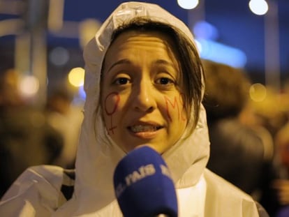 Una mujer en la manifestación del 8M en Madrid. En vídeo, motivos de las manifestantes para salir a la calle.