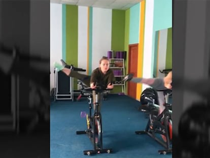 El ejercicio de gimnasia sobre una bicicleta de ‘spinning’ que se ha hecho viral