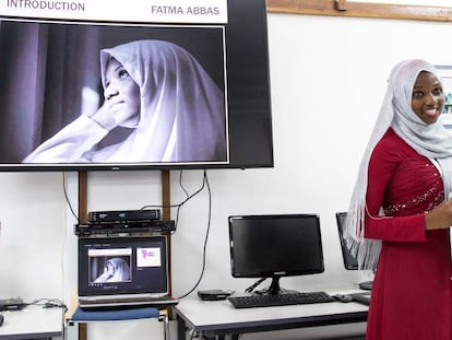 En la imagen, Fatima Abbas realiza una presentación de la aplicación para móvil Apps & Girls en Dar es Salaam, Tanzania. Pincha en el vídeo para reproducirlo.