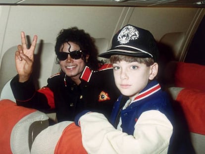 Michael Jackson con Jimmy Safechuck en su avión en 1988. En vídeo, tráiler del documental 'Leaving Neverland'.