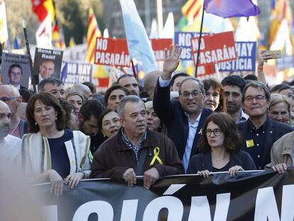El presidente de la Generalitat, Quim Torra junto a Artur Mas, asiste a la manifestación independentista contra el juicio del 'procés' por el centro de Madrid. En vídeo, resumen de la manifestación del independentismo en Madrid contra el juicio del 'procés'.