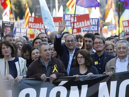 El presidente de la Generalitat, Quim Torra junto a Artur Mas, asiste a la manifestación independentista contra el juicio del 'procés' por el centro de Madrid. En vídeo, resumen de la manifestación del independentismo en Madrid contra el juicio del 'procés'.