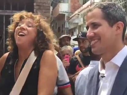 Juan Guaidó y Rosana improvisan con música en un barrio de Venezuela