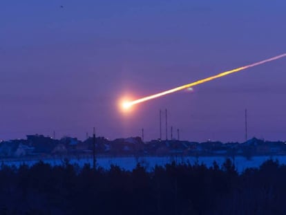 Imagen de la bola de fuego que se vio sobre Cheliábinsk (Rusia), un objeto algo mayor que el que produjo el impacto sobre el mar de Bering. En vídeo, varios momentos previos al impacto del meteorito en esa región rusa en 2013.