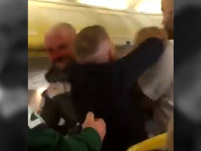 La trifulca durante un vuelo de Ryanair que acabó a mordiscos