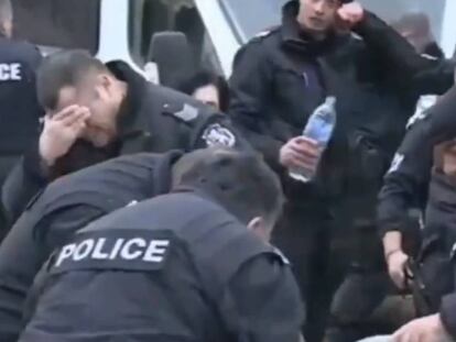 Miembros de la Policía Bulgara echándose agua tras el incidente.