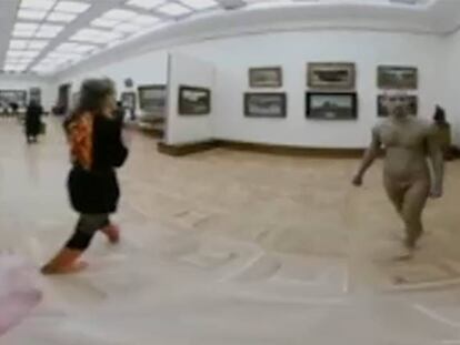 Fotograma del vídeo en el que se ve al artista paseando desnudo por el museo.
