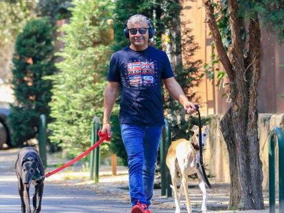 El presentador Jorge Javier Vazquez paseando por Madrid a dos de sus galgos el pasado sábado.