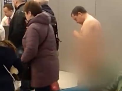 Pasajero desnudo en el aeropuerto de Moscú.