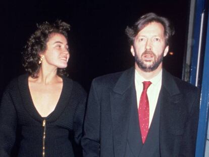 Lory del Santo y Eric Clapton tras cenar en un restaurante londinense a mediados de los ochenta, antes de tener a su hijo Conor. Pincha en la imagen para ver el vídeo de 'Tears in heaven'.