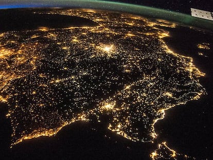 España vista desde la Estación Espacial Internacional. En vídeo, Cities at Night, un mapamundi nocturno 'online' para combatir la contaminación lumínica.