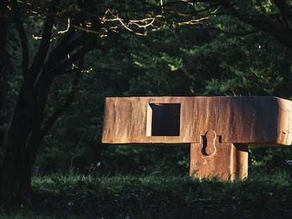 FOTO: La escultura 'Gora bera III', 1991 (acero corten). Álex Iturralde / VÍDEO: Saúl Ruiz