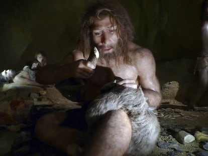 Reconstrucción de una familia neandertal en la cueva de Krapina, en Croacia.