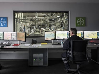 Sala de control del área química de la fábrica de Bayer en Asturias.