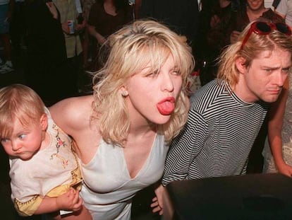 Kurt Cobain com Courtney Love e a filha deles, Frances, em Los Angeles. Foi no Vídeo Music Awards da MTV de setembro de 1993. Sete meses depois, o cantor se suicidava. Em vídeo, trailer do documentário ‘Cobain: Montage of Heck’.