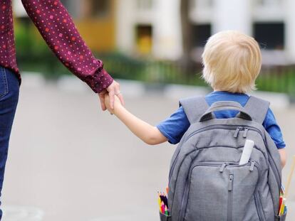 La madre de un niño con autismo demanda al colegio por ponerle un chaleco reflectante en el recreo