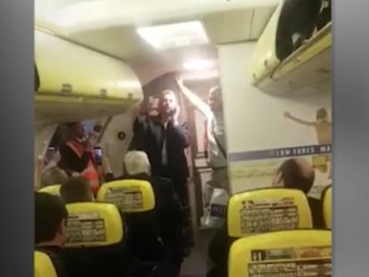 El consejero delegado de Ryanair hablando por el intercomunicador del avión.