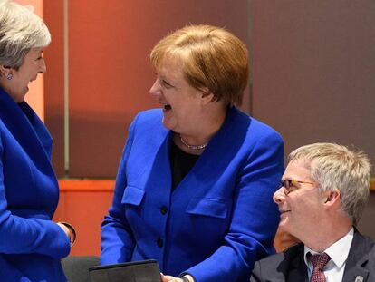 Merkel y May se ríen poco antes de empezar la cumbre en Bruselas.