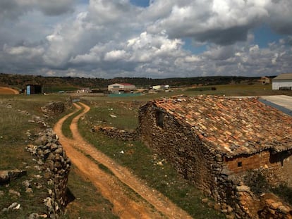 Una edificación construida con piedras calizas en Las Inviernas, en Guadalajara.