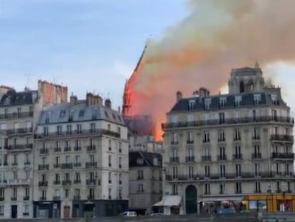 Momento em que cai a agulha da catedral de Notre-Dame.