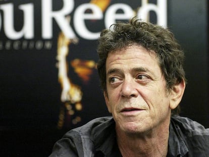 El cantante Lou Reed, en California, en 2003. En vídeo, su canción 'Walk on the Wild Side'.