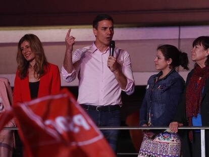 Pedro Sánchez celebra su victoria en las elecciones junto a Carmen Calvo, Begoña Gómez, Adriana Lastra y Cristina Narbona.