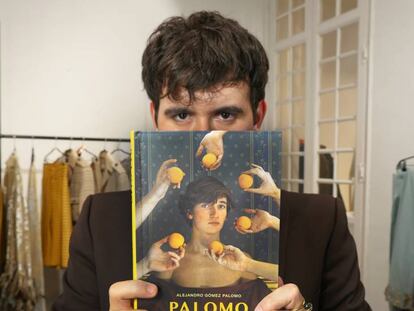 Palomo Spain posa con su libro homónimo. En vídeo, el diseñador habla sobre su trabajo en una entrevista del pasado julio.