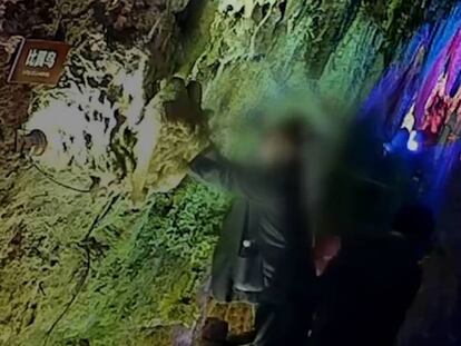 Tres turistas arrancan y roban unas estalactitas de una cueva en China