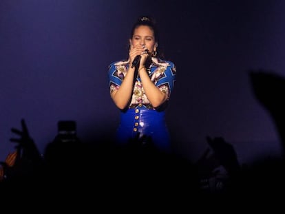 La cantante española Rosalía actúa durante un concierto en el Webster Hall de Manhattan, en Nueva York. En vídeo, Rosalía canta un tema de Las Grecas.