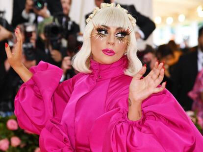 Lady Gaga en uno de sus múltiples vestidos en la entrada de la Gala Met. En vídeo, la noche del evento.