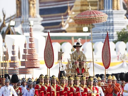 El nuevo rey de Tailandia, Maha Vajiralongkorn, recién coronado como Rama X, en un desfile por las calles de Bangkok. En vídeo, la ceremonia.
