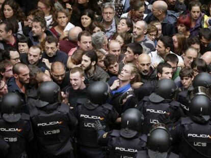 Antidisturbis de la Policia Nacional formen un cordó de seguretat davant dels voltants d'un col·legi de Barcelona l'1-O. En vídeo, testimonis dels votants.