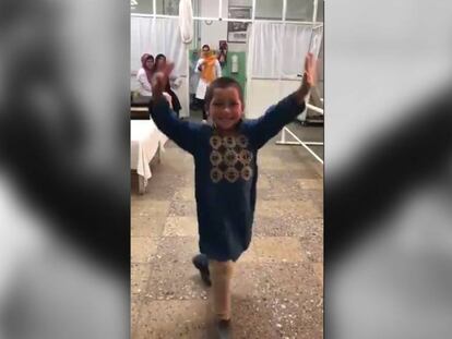 El feliz baile de un niño afgano con su nueva pierna ortopédica