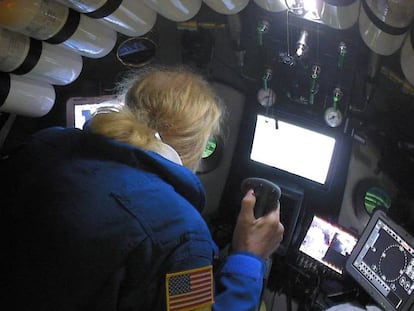 Victor Vescovo pilota el submarino DSV Limiting Factor en la Fosa de las Marianas en una imagen de un vídeo de Discovery Channel.