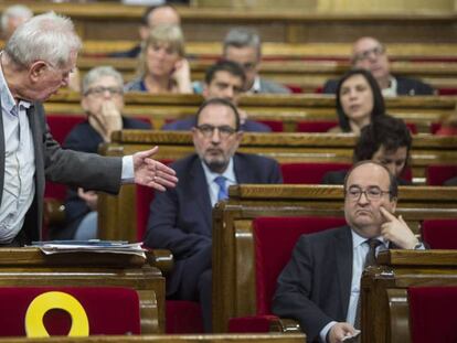 Ernest Maragall (ERC) se dirige a Miquel Iceta (PSC) durante una sesión en el Parlament. En vídeo, declaraciones de Iceta.