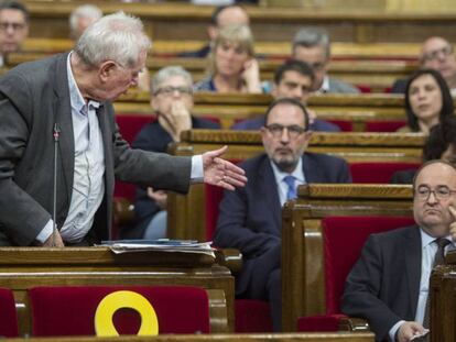 Ernest Maragall (ERC) se dirige a Miquel Iceta (PSC) durante una sesión en el Parlament. En vídeo, declaraciones de Iceta.