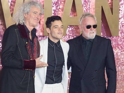 El actor Rami Malek (Freddie Mercury en 'Bohemian Rhapsody') entre los miembros de Queen Brian May y Roger Taylor, en el estreno de la cinta en Londres en octubre de 2018. En vídeo, tráiler de la película.