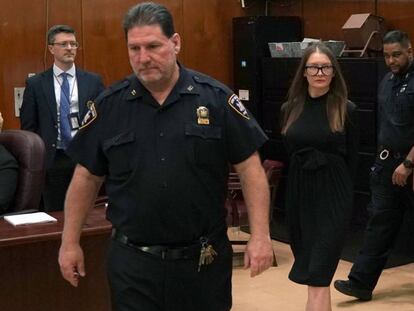 Anna Delvey el pasado día 9 en la Corte Suprema de Manhattan donde fue juzgada. En vídeo, las intervenciones de la fiscal y la jueza en el juicio.