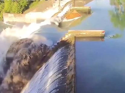 El momento del derrumbe de la puerta central de la represa.