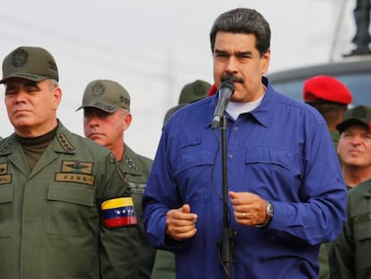 Nicolás Maduro junto a su ministro de Defensa, Vladimir Padrino, durante un acto con militares este viernes, en Aragua (Venezuela). En vídeo, Maduro califica de "buenas noticias" el inicio de conversaciones con la oposición venezolana.