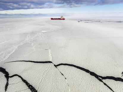Al fondo, el rompehielos 'Arctic Express'.