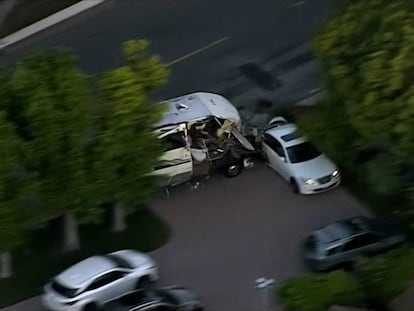 Una mujer estrella una autocaravana robada tras arrollar a dos coches en su huida