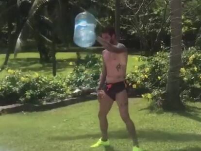 Sergio Ramos haciendo pesas con un bidón de agua.
