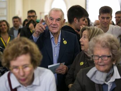 Ernes Maragall espera su turno para votar en Barcelona. En vídeo, declaraciones del candidato a la alcaldía de Barcelona, Ernest Maragall.