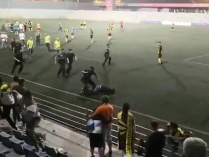 Un agente golpeando a un aficionado en el campo del Villafranco CF (Sevilla, España). En vídeo, la actuación policial durante el altercado.