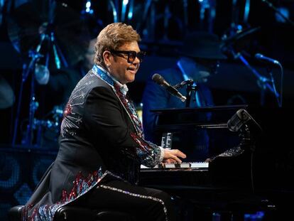 Elton John durante un concierto en Goteburgo (Suecia) el pasado 19 de mayo. En vídeo, el artista y Bernie Taupin en Cannes hablan sobre la película en Cannes.