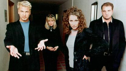 Imagen promocional de Ace Of Base tomada en 1998. A partir de ese año la cantante principal, Linn (segunda por la izquierda) empezó a aparecer al fondo en las fotografías (como en esta), desenfocada en las portadas y en planos fugaces en los vídeos. En vídeo, algunos de los hitos del grupo.