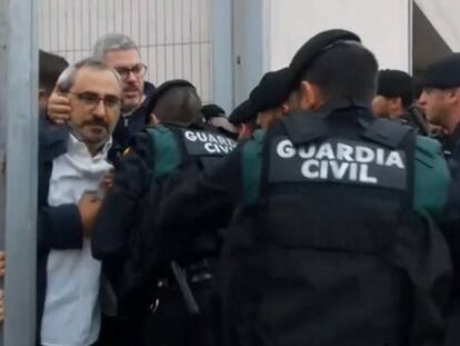 Captura de pantalla d'un dels vídeos mostrats al judici. En vídeo, La Guàrdia Civil intenta accedir a un col·legi retirant la gent que es concentra a la porta l'1-O.