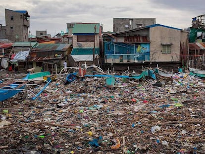La basura rodea las barcas y viviendas de los pescadores en Navotas, Filipinas.
